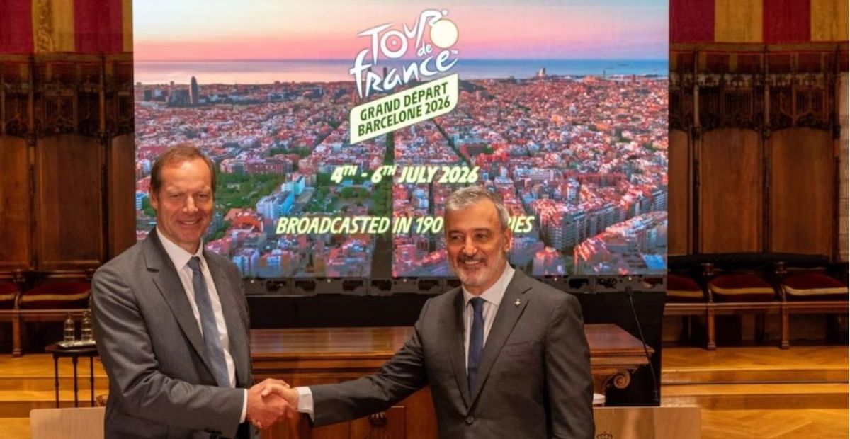 L'alcalde de Barcelona amb Christian Prudhomme, director del Tour, durant la firma del conveni. La sortida del Tour de France 2026 costarà 9.6 milions d'euros a Barcelona.