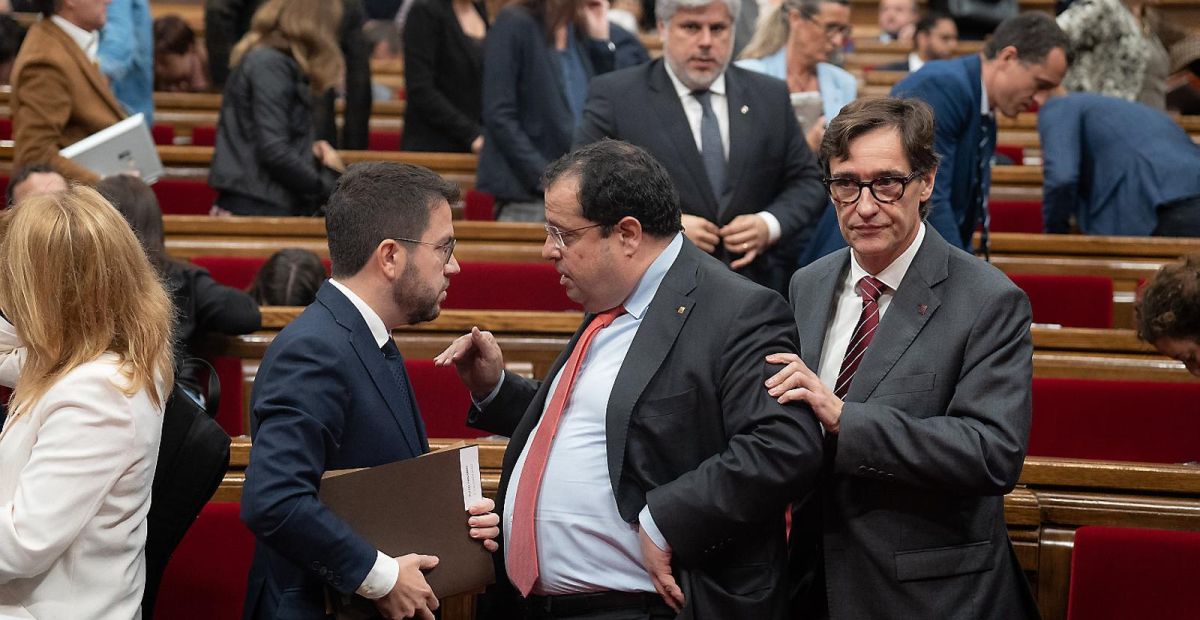 Pere Aragonès parla amb Joan Ignasi Elena al Parlament de Catalunya