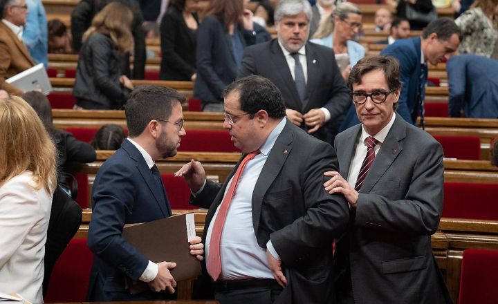 Pere Aragonès parla amb Joan Ignasi Elena al Parlament de Catalunya