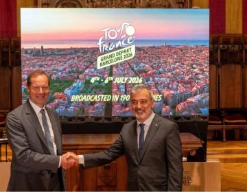 L'alcalde de Barcelona amb Christian Prudhomme, director del Tour, durant la firma del conveni. La sortida del Tour de France 2026 costarà 9.6 milions d'euros a Barcelona.