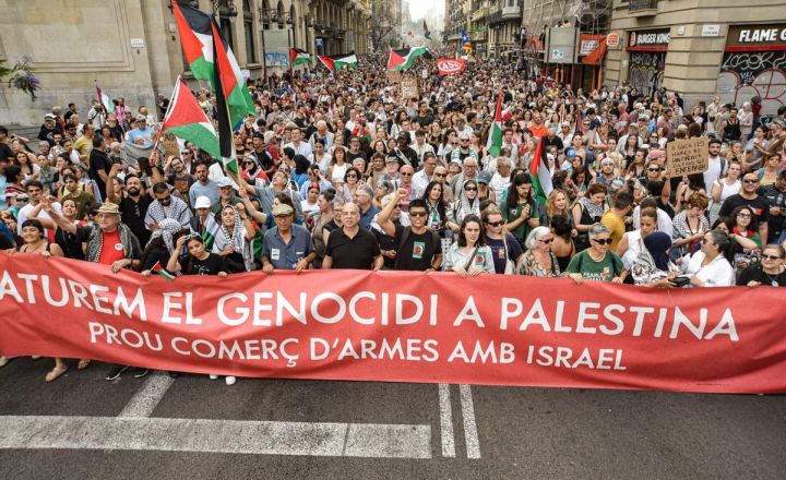 Milers de persones omplen Barcelona per exigir la fi del genocidi a Gaza