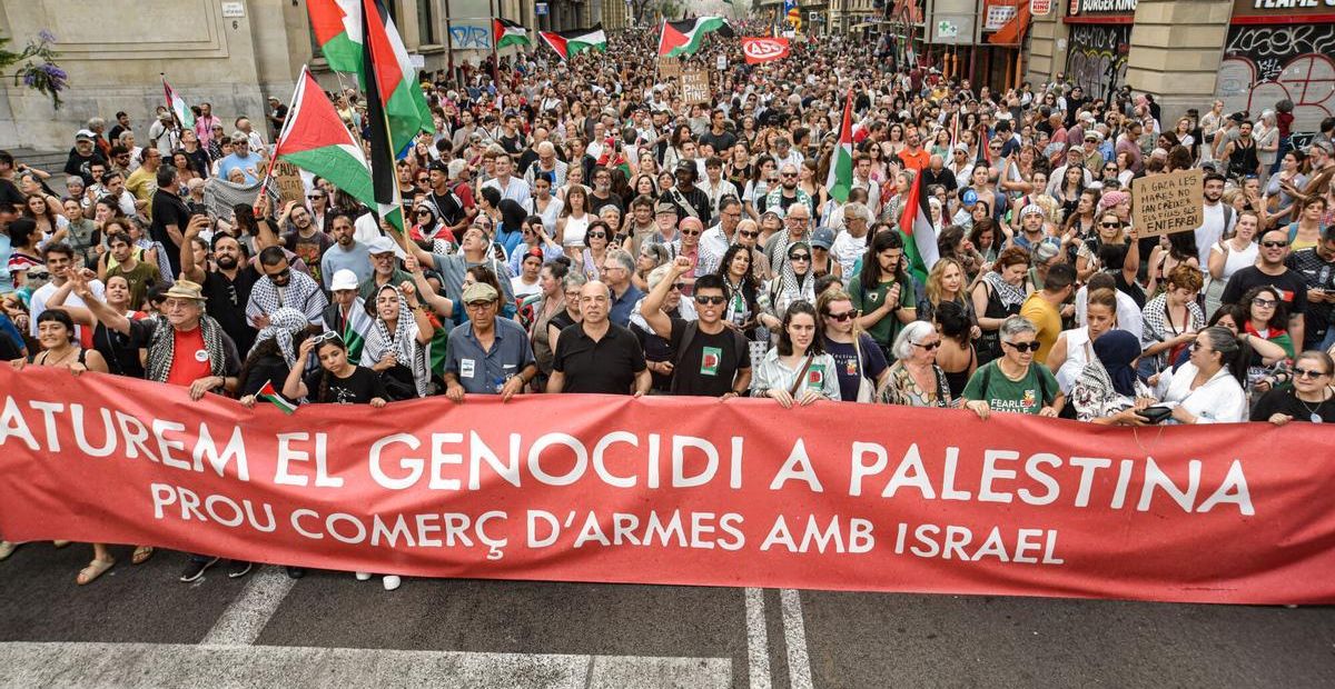 Milers de persones omplen Barcelona per exigir la fi del genocidi a Gaza