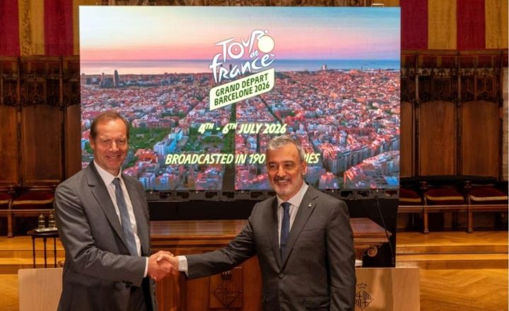 L'alcalde de Barcelona amb Christian Prudhomme, director del Tour, durant la firma del conveni. La sortida del Tour de France 2026 costarà 9.6 milions d'euros a Barcelona.