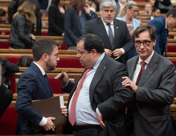 Pere Aragonès parla amb Joan Ignasi Elena al Parlament de Catalunya