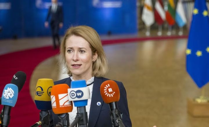 Kaja Kallas, la representant de la UE d'Assumptes Exteriors i Política de Seguretat, atén els mitjans que pregunten en referència al possible augment de pressupost per a la militarització d'Europa.